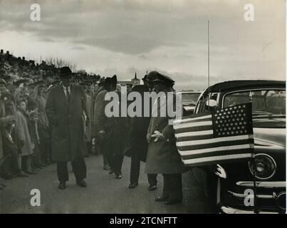 Torrejón de Ardoz (Madrid), 21.12.1959. Ike Eisenhower, damals Präsident der Vereinigten Staaten, kam nach Madrid, um unser Land zu besuchen. Franco traf ihn am Flughafen der gemeinsamen Basis Torrejón de Ardoz am Fuße der Flugzeugtreppe, um ihn willkommen zu heißen. Sein Besuch bedeutete tatsächlich die internationale Akzeptanz seines Regimes. Quelle: Album / Archivo ABC / Manuel Sanz Bermejo Stockfoto