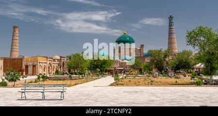 26. JUNI 2023, CHIWA, USBEKISTAN: Blick auf den Islam Choja Minaret in Chiwa, Usbekistan. Blauer Himmel mit Kopierraum für Text Stockfoto