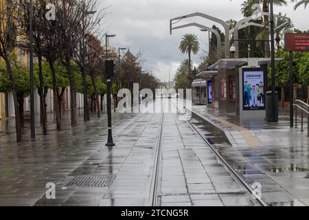 Sevilla, 21.03.2020. Leere Straßen mit Regen infolge der Alarmverordnung und der Coronavirus-Quarantäne. Auf dem Bild die Straßenbahn auf der San Fernando Street. Foto: Rocío Ruz ARCHSEV. Quelle: Album / Archivo ABC / Rocío Ruz Stockfoto