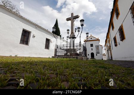 Córdoba, 20.04.2020. Plaza de Capuchinos mit dem Christus der Laternen, mit Vegetation auf dem Boden, aufgrund der Eindämmung des Coronavirus. Foto: Valerio Merino ARCHCOR. Quelle: Album / Archivo ABC / Valerio Merino Stockfoto