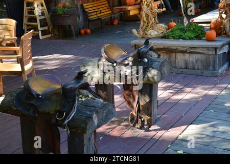 Reitsattelhocker anstelle von Bänken auf der Hauptstraße der wilden Weststadt Winthrop Washington. Stockfoto