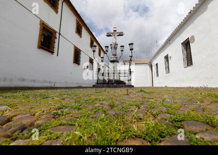 Córdoba, 20.04.2020. Plaza de Capuchinos mit dem Christus der Laternen, mit Vegetation auf dem Boden, aufgrund der Eindämmung des Coronavirus. Foto: Valerio Merino ARCHCOR. Quelle: Album / Archivo ABC / Valerio Merino Stockfoto