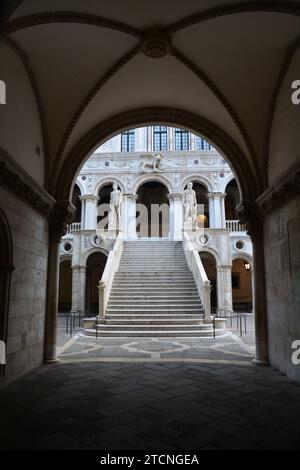 Bogengang in einem Korridor, der zur Treppe im Dogenpalast Venedig Italien führt. Stockfoto