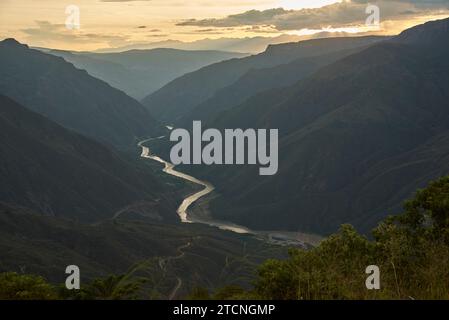 Der Chicamocha River fließt bei Sonnenuntergang durch eine große Schlucht und bergige Andenlandschaft in Santander, Kolumbien. Stockfoto