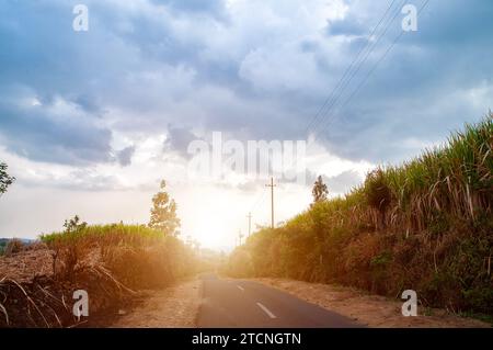 Die Straße führt zwischen zwei Klippen geradeaus bergauf Stockfoto