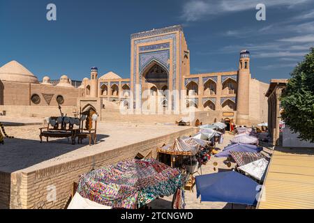 26. JUNI 2023, CHIWA, USBEKISTAN: Die Kutlimurodinok Madrasah neben dem Islam Hoja Minaret in der Festung Ichon-Qala, der Altstadt von Chiwa (XIVa), UZB Stockfoto