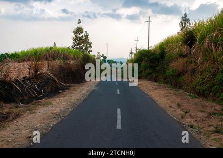 Die Straße führt zwischen zwei Klippen geradeaus bergauf Stockfoto