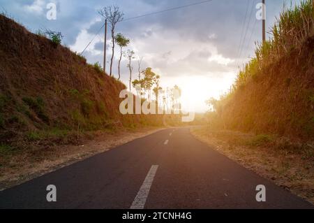 Die Straße führt zwischen zwei Klippen geradeaus bergauf Stockfoto