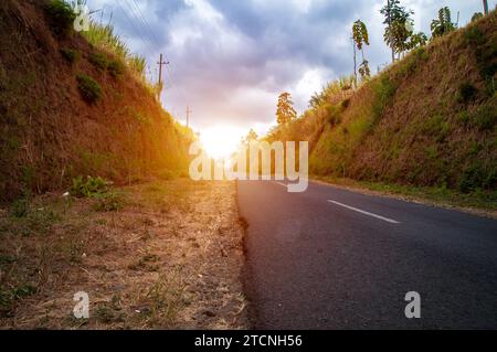 Die Straße führt zwischen zwei Klippen geradeaus bergauf Stockfoto