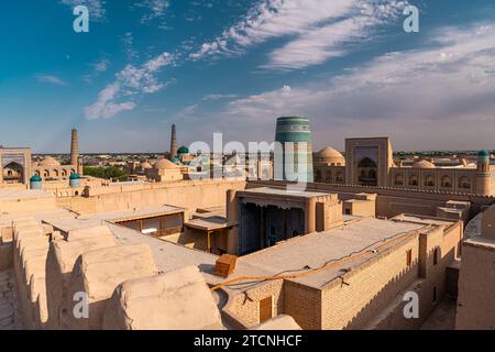 Westtor, Vatertor, ichon qala, Chiwa, Usbekistan. Sonnenuntergangsfoto von der Stadtmauer Stockfoto