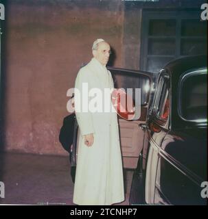 Vatikan, 1958. Papst Pius XII Sein letztes Farbfoto, aufgenommen auf dem Weg nach Castel Gandolfo. Quelle: Album/Archivo ABC Stockfoto
