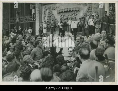 Rom (Italien), 13.08.1943. Papst Pius XII. Besucht St. John's Basilica, ein paar Stunden nach dem letzten Luftangriff auf die Hauptstadt. Auf dem Bild gibt Pius XII., der den Tempel verlässt, seinen Segen für die Menge. Quelle: Album/Archivo ABC/LUCA Stockfoto