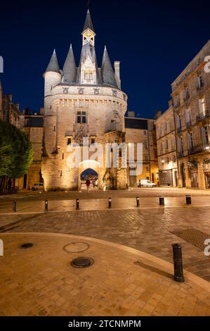 Nachtblick auf die Porte Cailhau oder Porte du Palais. Das ehemalige Stadttor der Stadt Bordeaux in Frankreich. Eine der wichtigsten touristischen Attraktionen der französischen Stadt. Hochwertige Fotografie. Stockfoto