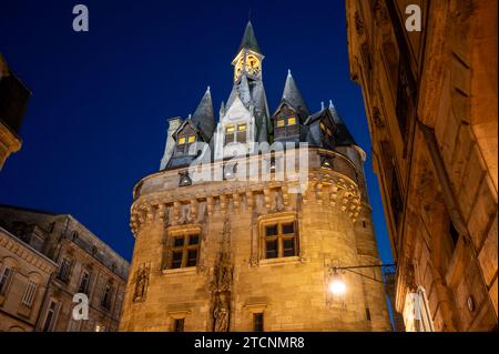 Nachtblick auf die Porte Cailhau oder Porte du Palais. Das ehemalige Stadttor der Stadt Bordeaux in Frankreich. Eine der wichtigsten touristischen Attraktionen der französischen Stadt. Hochwertige Fotografie. Stockfoto