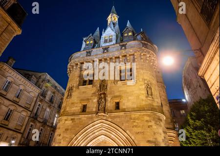 Nachtblick auf die Porte Cailhau oder Porte du Palais. Das ehemalige Stadttor der Stadt Bordeaux in Frankreich. Eine der wichtigsten touristischen Attraktionen der französischen Stadt. Hochwertige Fotografie. Stockfoto