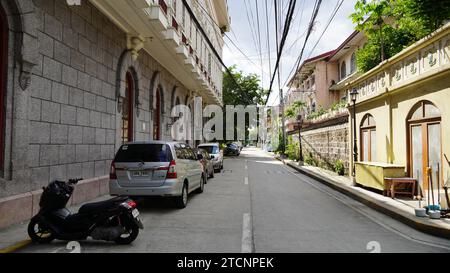 Eine Seitenstraße in Intramuros, einer ummauerten Stadt, die während der spanischen Kolonialisierung in Manila auf den Philippinen entstand und die gepflegt und renoviert wurde. Stockfoto