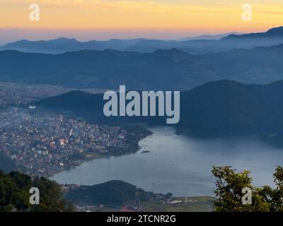 Pokhara ist die zweitgrößte Stadt Nepals neben dem Phewa-See Stockfoto