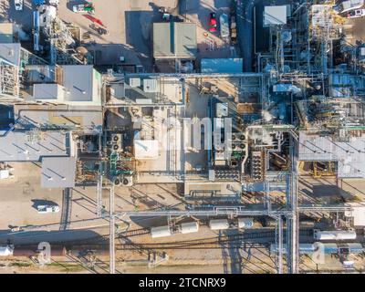 Drohnenbilder einer großen pharmazeutischen Fabrik mit vielen Rohren, kühlen Winkeln und interessanten Schatten. Stockfoto