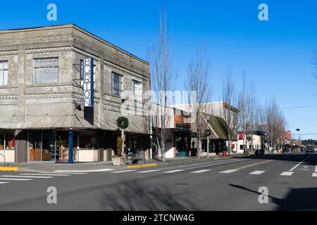 Anacortes, WA, USA - 29. Januar 2023; Stadtbild der Commercial Avenue in Anacortes mit Burton Jewelry Building Stockfoto