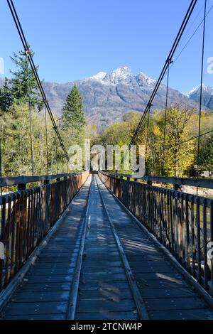 Einspurige historische Baring Bridge, eine hölzerne Suspension über dem Skykomish Riveron an der NE Index Creek Road Stockfoto