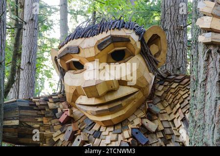 Issaquah, WA, USA - 26. Oktober 2023; dänischer Umweltkünstler Thomas Dambo Artwork - Jakob Two Tree mit Gesichtsdetail Stockfoto