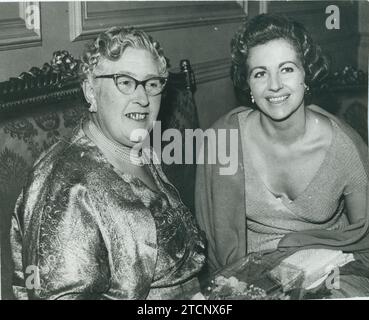 London (Vereinigtes Königreich), 09.05.1956. Premiere von Towards Zero, in der St. James Theatre. Auf dem Bild Agatha Christie mit Margaret Lockwood. Quelle: Album/Archivo ABC Stockfoto