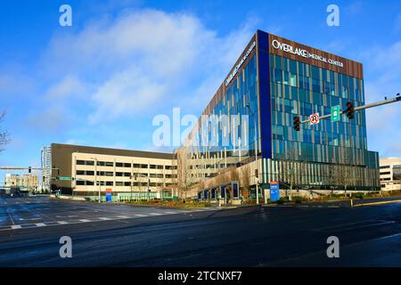 Bellevue, WA, USA - 10. Dezember 2023; Gebäude des Overlake Medical Center im Morgenlicht in der Innenstadt von Bellevue Stockfoto