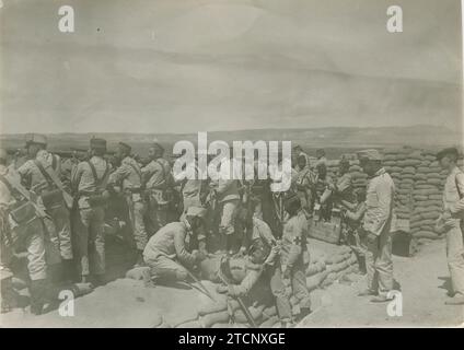 Marokko. 1909. Die Riff-Offensive. Spanische Soldaten wurden von einem Blockhaus aus angegriffen. Im Vordergrund wird ein verwundeter Soldat von seinen Kameraden getragen. Quelle: Album/Archivo ABC/Charles Trampus Stockfoto