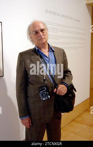 05/19/2003. Madrid. 20.05.03. Filmregisseur und Fotograf Carlos Saura bei der Pressekonferenz für seine Fotoausstellung in der Baracke Conde Duque. Foto: José Luis Álvarez. Quelle: Album / Archivo ABC / José Luis Álvarez Stockfoto