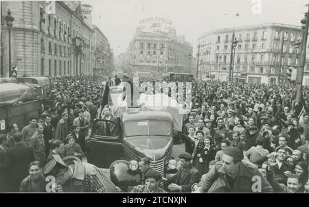 Madrid, 04.01.1939. Spanischer Bürgerkrieg. Befreiung Madrids, Hunderte von Menschen feiern den Sieg in Puerta del Sol. Quelle: Album / Archivo ABC / J. Luis Pérez de Rozas Stockfoto