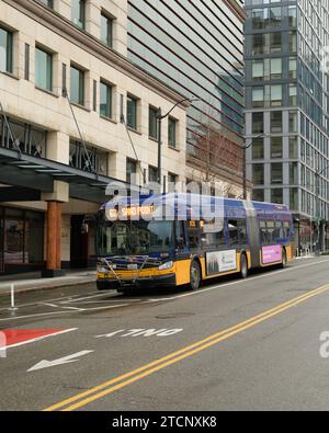 Seattle - 15. Januar 2023; King County Metro Bus auf der Wet Street in der Innenstadt von Seattle Stockfoto