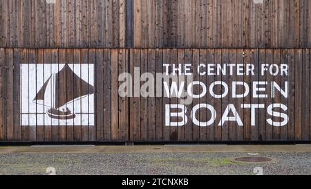 Seattle - 15. Januar 2023; Schild auf Holzgebäude für das Center for Wooden Boats in Seattle South Lake Union Stockfoto