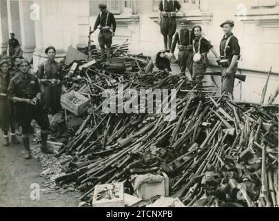 Madrid, 04.01.1939. Spanischer Bürgerkrieg. "Gefangen und unbewaffnet" gibt die Armee der republik ihre Posten und ihre Waffen auf. Die nationalen Truppen zogen in Richtung Zentrum der Hauptstadt vor, und die Milizionäre, die Madrid so mühsam verteidigt hatten, zogen massenhaft vorbei. Quelle: Album / Archivo ABC / Virgilio Muro Stockfoto