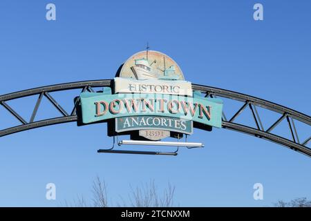 Anacortes, WA, USA - 29. Januar 2023; Nahaufnahme des Bogenschildes für die historische Innenstadt von Anacortes Stockfoto