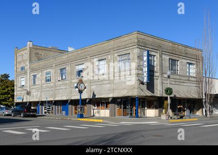 Anacortes, WA, USA – 29. Januar 2023; Historic Burton Jewelers ein Betongebäude in der Innenstadt von Anacortes Stockfoto