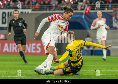 Leipzig, Deutschland 13. Dezember 2023: Champions League - 2023/2024 - RB Leipzig vs. Junge Jungen Bern im Bild: v. li. im Zweikampf Yussuf Poulson (Leipzig) und Fabian Lustenberger (Bern) Stockfoto