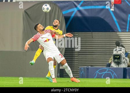 Leipzig, Deutschland 13. Dezember 2023: Champions League - 2023/2024 - RB Leipzig vs. Junge Jungen Bern im Bild: v. li. im Zweikampf Benjamin Henrichs (Leipzig) und Meschak Elia (Bern) Stockfoto