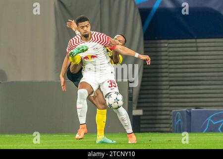 Leipzig, Deutschland 13. Dezember 2023: Champions League - 2023/2024 - RB Leipzig vs. Junge Jungen Bern im Bild: v. li. im Zweikampf Benjamin Henrichs (Leipzig) und Meschak Elia (Bern) Stockfoto