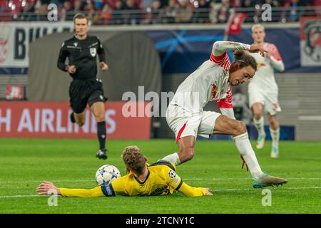 Leipzig, Deutschland 13. Dezember 2023: Champions League - 2023/2024 - RB Leipzig vs. Junge Jungen Bern im Bild: v. li. im Zweikampf Fabian Lustenberger (Bern) und Yussuf Poulson (Leipzig) Stockfoto