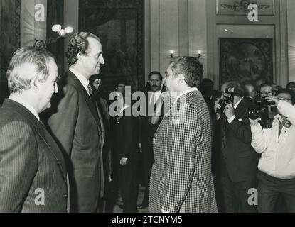 Madrid, 27.04.1983. Seine Majestät der König spricht mit dem kolumbianischen Schriftsteller Gabriel García Márquez, Literaturnobelpreisträger, während der Audienz, die er im Königspalast den Teilnehmern des Kolloquiums „Ibero-Amerika, Treffen in Demokratie“ gewährte. Quelle: Album / Archivo ABC / Manuel Sanz Bermejo Stockfoto