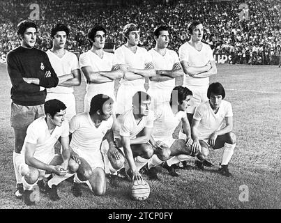 Protagonisten - Spieler - Lineups - eines der Teams, die Real Madrid in der Saison 1971-72 präsentierte. Stehend, von links nach rechts: García Remón, Touriño, Benito, Verdugo, Grosso und Zoco. Hocken, von links nach rechts: Aguilar, Amancio, Santillana, Velázquez und Anzarda. Real Madrid Spiel gegen Betis, Real Madrid gewann mit 2 Toren zu Null. Quelle: Album / Archivo ABC / Teodoro Naranjo Domínguez Stockfoto