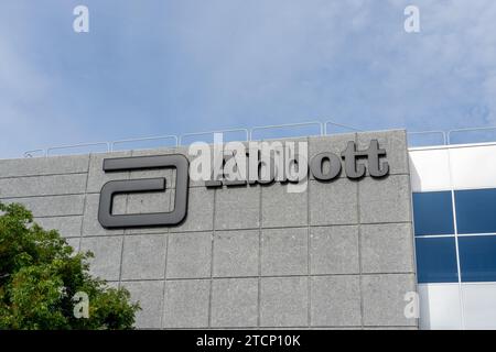 Nahaufnahme des Abbott-Logoschildes auf dem Gebäude in Santa Clara, Kalifornien, USA Stockfoto