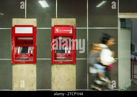 Caracas, Venezuela. Dezember 2023. Geldautomaten für die Bank von Venezuela sind im Stadtzentrum zu sehen. Nach einem kurzen Boom dank der Dollarisierung der Wirtschaft ist Venezuelas wirtschaftliche Lage mit einer jährlichen Inflation von 398 % und einem Rückgang der Wirtschaftstätigkeit um 7 % immer noch beunruhigt. Mit einem Mindestlohn von nur 8 Dollar kämpft ein Großteil der Bevölkerung immer noch darum, das Ende des Monats zu erreichen. (Foto: Davide Bonaldo/SIPA USA) Credit: SIPA USA/Alamy Live News Stockfoto