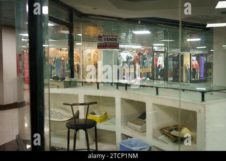 Caracas, Venezuela. Dezember 2023. Ein leeres Geschäft mit einem Schild mit der Aufschrift „zum Verkauf“ ist in einem Einkaufszentrum im Stadtzentrum zu sehen. Nach einem kurzen Boom dank der Dollarisierung der Wirtschaft ist Venezuelas wirtschaftliche Lage mit einer jährlichen Inflation von 398 % und einem Rückgang der Wirtschaftstätigkeit um 7 % immer noch beunruhigt. Mit einem Mindestlohn von nur 8 Dollar kämpft ein Großteil der Bevölkerung immer noch darum, das Ende des Monats zu erreichen. (Foto: Davide Bonaldo/SIPA USA) Credit: SIPA USA/Alamy Live News Stockfoto