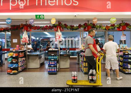 Caracas, Venezuela. Dezember 2023. Die Kassen in einem Supermarkt werden gesehen, als die Leute Lebensmittel einkaufen. Nach einem kurzen Boom dank der Dollarisierung der Wirtschaft ist Venezuelas wirtschaftliche Lage mit einer jährlichen Inflation von 398 % und einem Rückgang der Wirtschaftstätigkeit um 7 % immer noch beunruhigt. Mit einem Mindestlohn von nur 8 Dollar kämpft ein Großteil der Bevölkerung immer noch darum, das Ende des Monats zu erreichen. (Foto: Davide Bonaldo/SIPA USA) Credit: SIPA USA/Alamy Live News Stockfoto