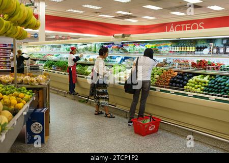 Caracas, Venezuela. Dezember 2023. Man sieht Leute, die in einem Supermarkt einkaufen. Nach einem kurzen Boom dank der Dollarisierung der Wirtschaft ist Venezuelas wirtschaftliche Lage mit einer jährlichen Inflation von 398 % und einem Rückgang der Wirtschaftstätigkeit um 7 % immer noch beunruhigt. Mit einem Mindestlohn von nur 8 Dollar kämpft ein Großteil der Bevölkerung immer noch darum, das Ende des Monats zu erreichen. (Foto: Davide Bonaldo/SIPA USA) Credit: SIPA USA/Alamy Live News Stockfoto