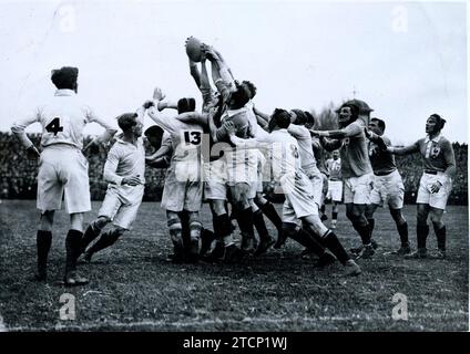 London, Vereinigtes Königreich). Februar 1924. Internationales Rugby-Spiel. Im Bild ein Moment des Kampfes im Spiel Frankreich gegen England, das kürzlich unter dem Vorsitz von König George stattfand und bei dem die englische Mannschaft mit 19 Punkten zu 7 gewann. Quelle: Album / Archivo ABC / Central News Stockfoto