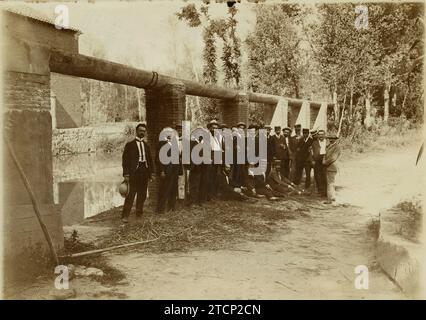 Alcalá de Henares (Madrid), Juni 1905. Gruppe von Gästen bei der Preisverteilung in den Anstalten von Alcalá de Henares. Gäste und Journalisten auf der Insel. Quelle: Album / Archivo ABC / Muñoz de Baena Stockfoto