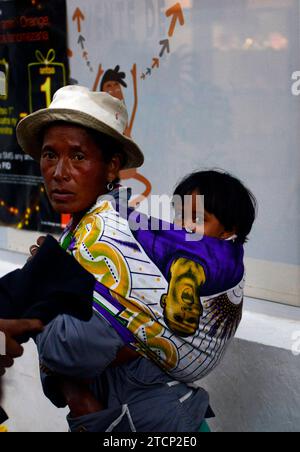 Porträt einer madagassischen Frau, die ihr Kind auf dem Rücken trägt. Zentrum Von Madagaskar. Stockfoto