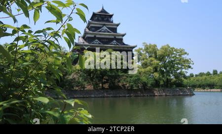 Verschiedene Bilder von einer Reise nach Tokio und hiroshima mit Speisen, Stadtlandschaft, Architektur und Transport. Stockfoto